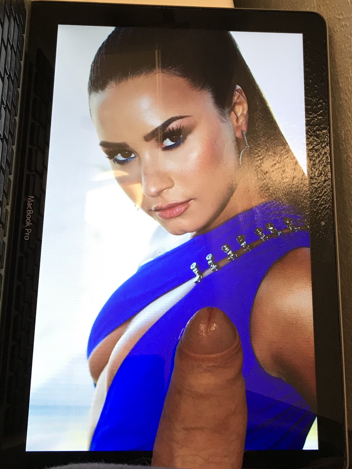 Demi Lovato tributes #4uFChnfb