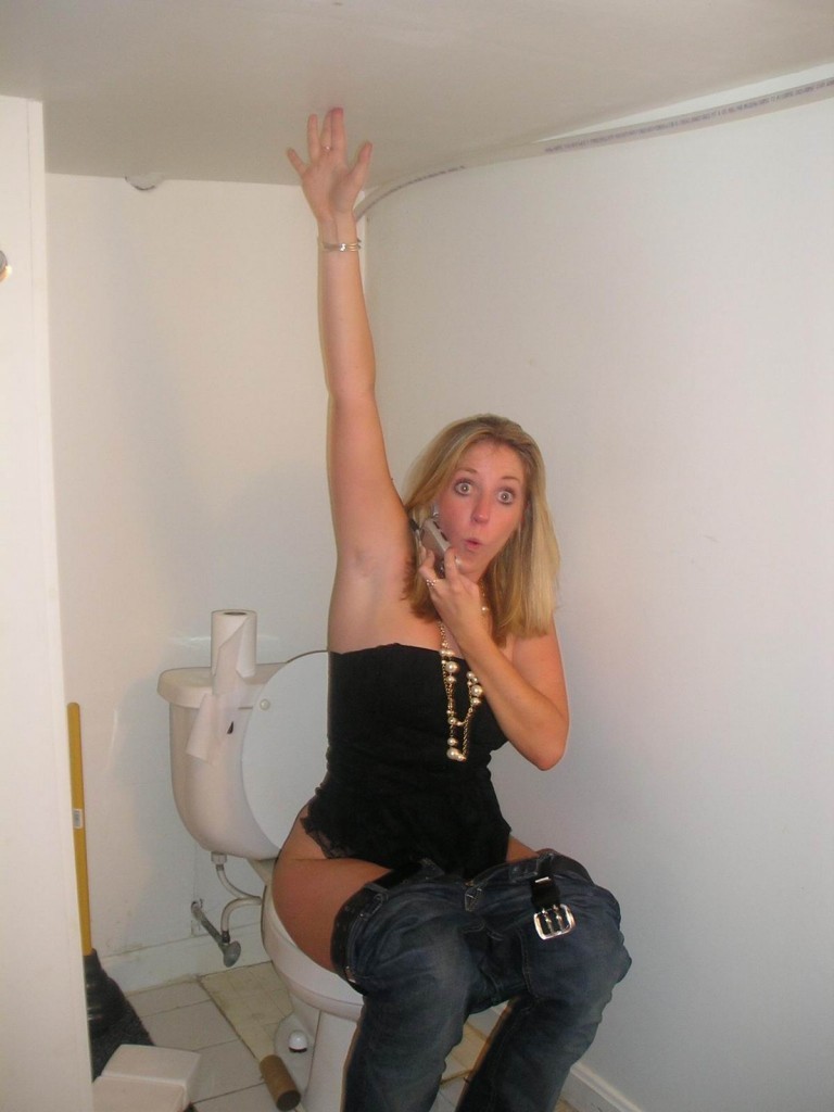 Amateur Girls Caught Peeing (part 9) - Porn photo