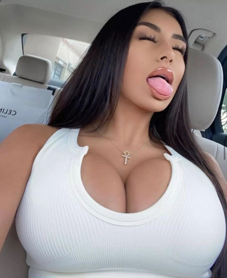 Cleavage That Makes Me HARD #s1RcYi45