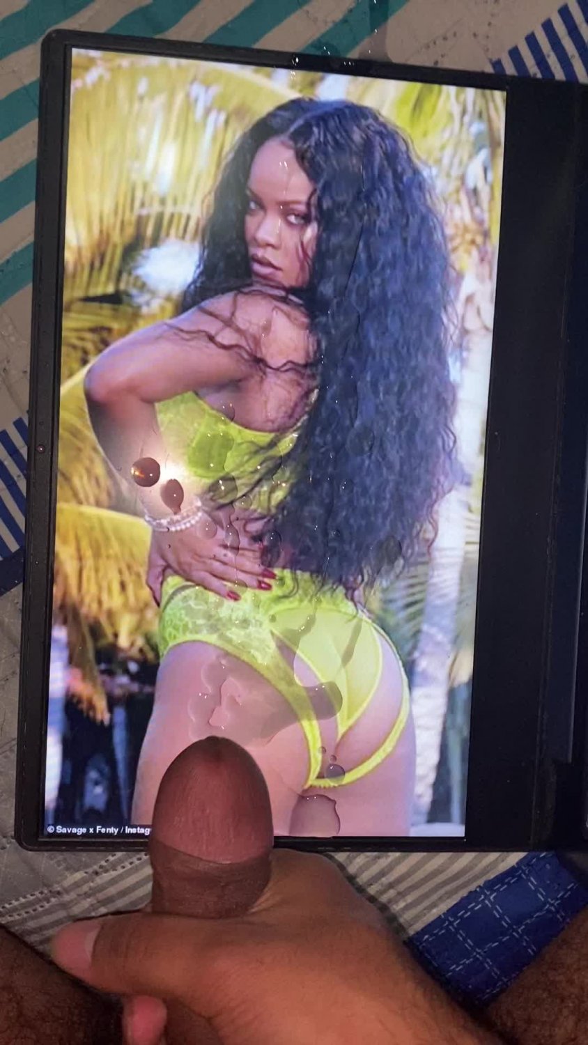 Rihanna cum tribute