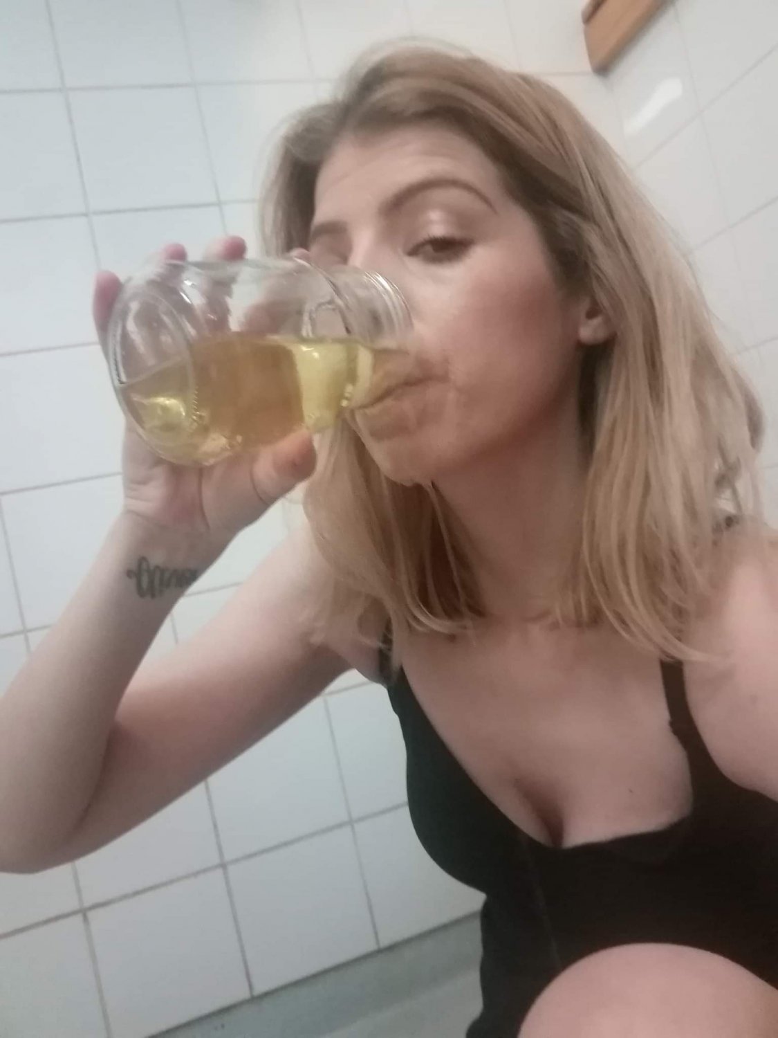 Pee loving escort #T2pwexqw