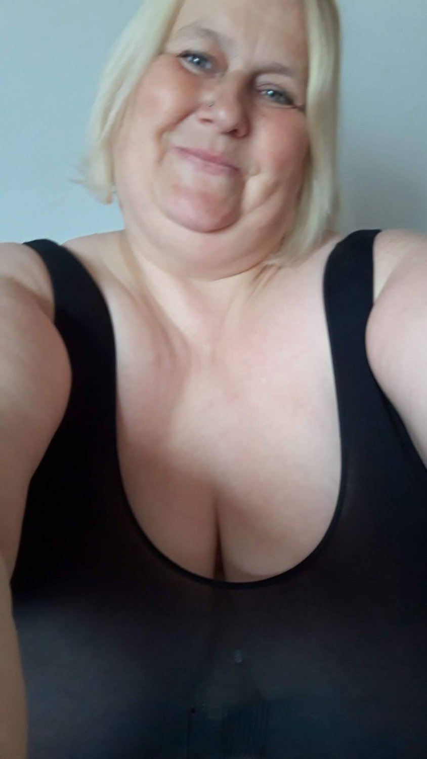 Hausfrau #7VvVqsAP