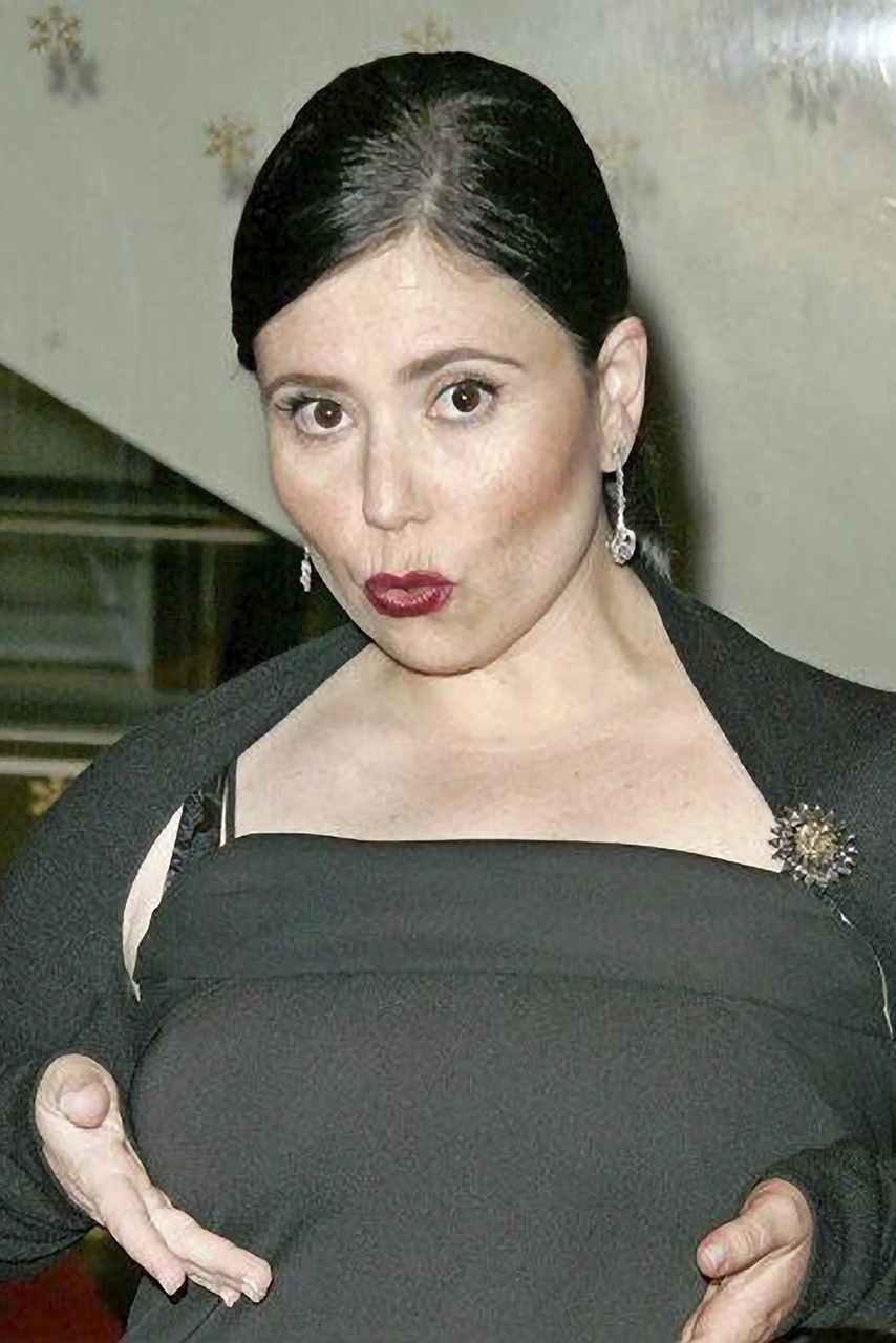 Alex Borstein Tits